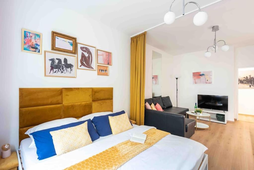 Daire Golden Sunny Apartment, Centre, For 3 People Prag